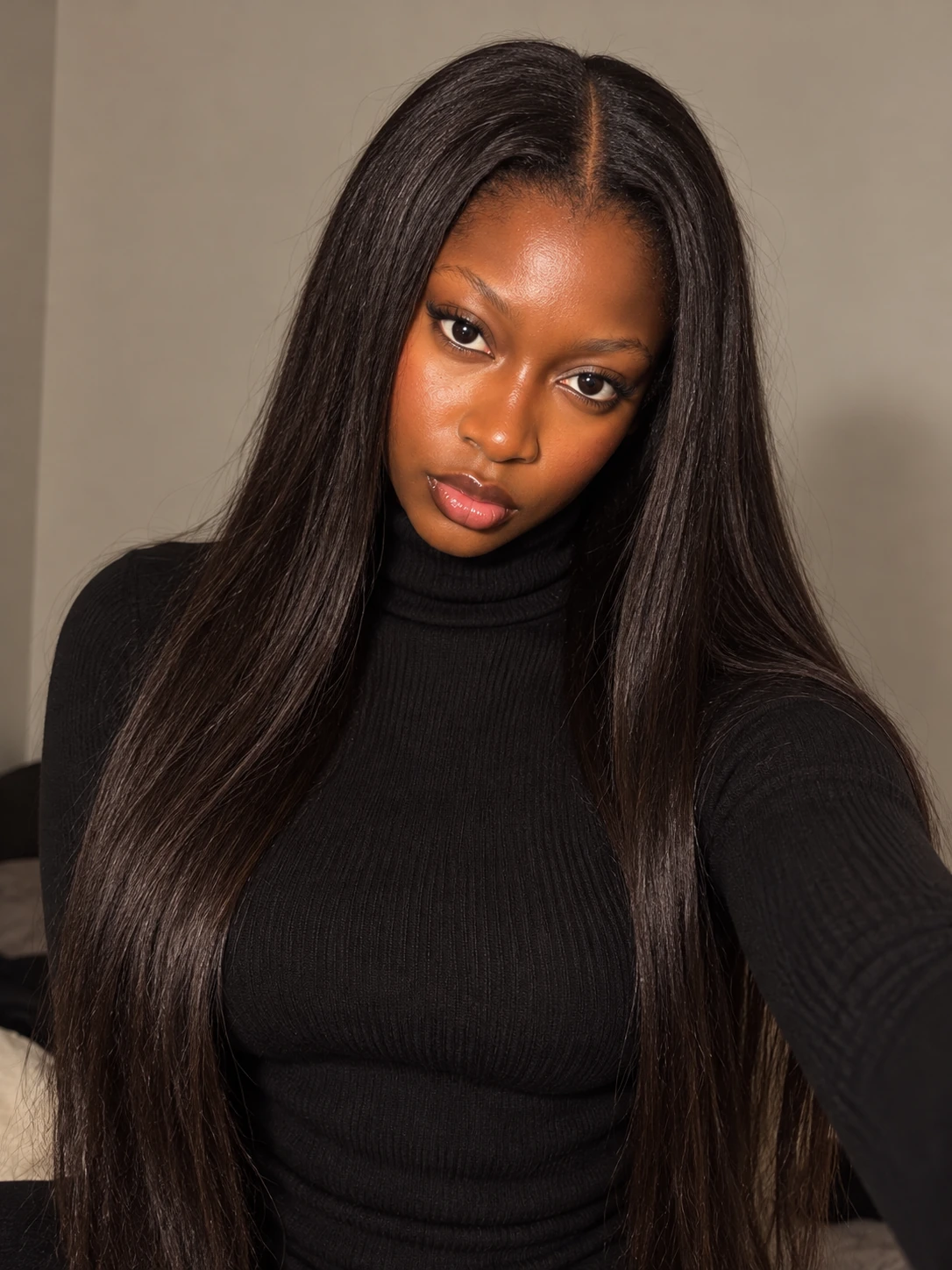 La créatrice de LK Hair en tenue noire
